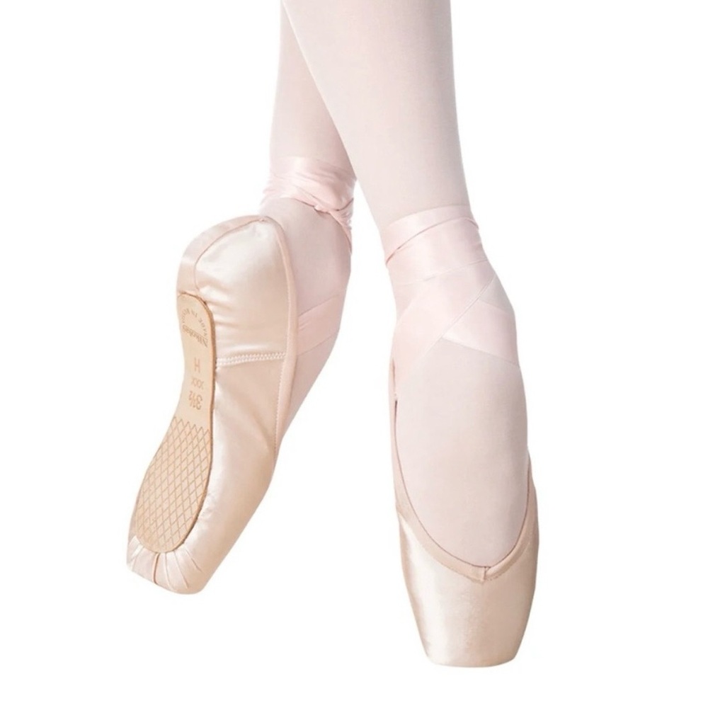 Chic Ballet Pointe Shoes in Soft Pink